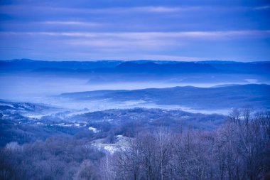 Bulutlu gökyüzü arka plan şaşırtıcı doğa manzaralı