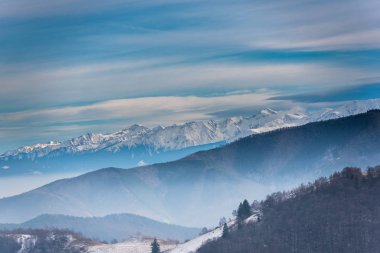 Kabarık karla kaplı dağ manzaralı şaşırtıcı