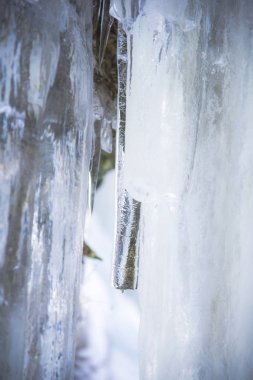 Doğa arka plan üzerinde büyük soğuk buz sarkıtları