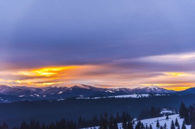 Bulutlu gökyüzü arka plan şaşırtıcı doğa manzaralı