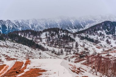 Kabarık karla kaplı dağ manzaralı şaşırtıcı