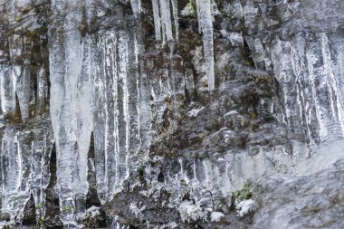 Doğa arka plan üzerinde büyük soğuk buz sarkıtları