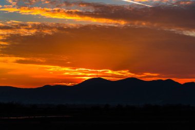 uzak Dağları ile canlı günbatımı cennet