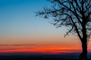 Bulutlu gökyüzü arka plan şaşırtıcı doğa manzaralı