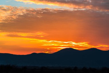 uzak Dağları ile canlı günbatımı cennet