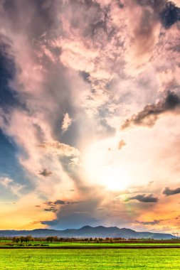 Bulutlu gökyüzü arka plan şaşırtıcı doğa manzaralı