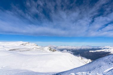 Bulutlu gökyüzü arka plan şaşırtıcı doğa manzaralı