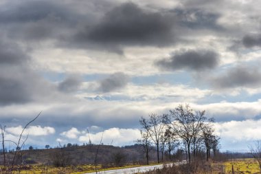 Bulutlu gökyüzü arka plan şaşırtıcı doğa manzaralı
