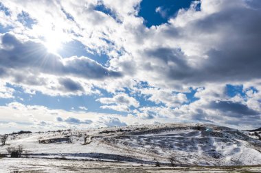 Bulutlu gökyüzü arka plan şaşırtıcı doğa manzaralı