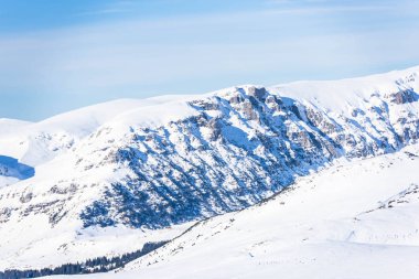 karlı dağlık manzara mavi gökyüzü, Kayak pisti ile