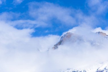 Bulutlu gökyüzü arka plan ile şaşırtıcı doğa Dağ Manzaralı