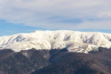 Kabarık karla kaplı dağ manzaralı şaşırtıcı