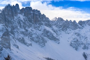 Bulutlu gökyüzü arka plan ile şaşırtıcı doğa Dağ Manzaralı