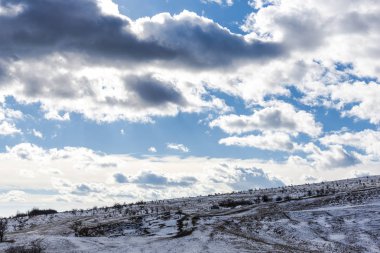 Bulutlu gökyüzü arka plan şaşırtıcı doğa manzaralı