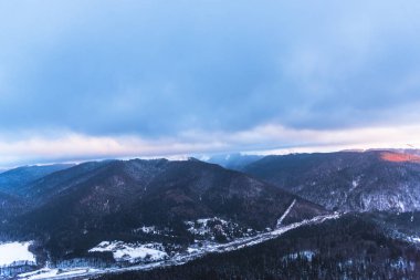Kabarık kar ve ağaçlarla kaplı inanılmaz dağ manzarası