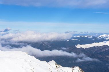 Bulutlu gökyüzü arka plan şaşırtıcı doğa manzaralı