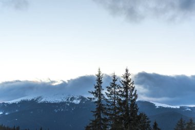 Bulutlu gökyüzü arka plan şaşırtıcı doğa manzaralı