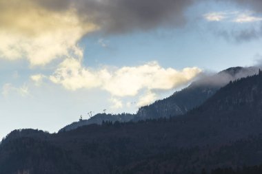 Kabarık karla kaplı dağ manzaralı şaşırtıcı