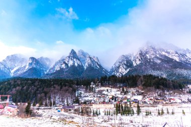 karlı dağlık manzara mavi gökyüzü, Kayak pisti ile