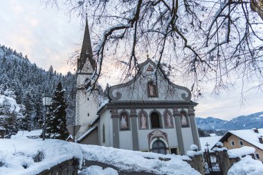 Karla kaplı ağaçlarla kaplı kış manzarası