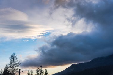 Bulutlu gökyüzü arka plan şaşırtıcı doğa manzaralı