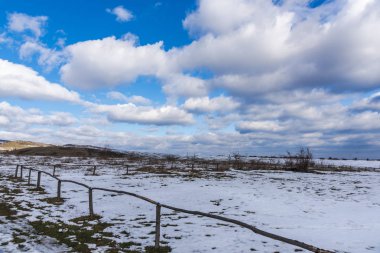 Mavi gökyüzü ve bulutlu kış manzarası