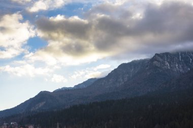 Kabarık karla kaplı dağ manzaralı şaşırtıcı