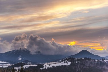 Bulutlu gökyüzü arka plan şaşırtıcı doğa manzaralı