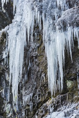 Doğa arka plan üzerinde büyük soğuk buz sarkıtları