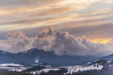 Kabarık karla kaplı dağ manzaralı şaşırtıcı