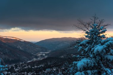 Bulutlu gökyüzü arka plan şaşırtıcı doğa manzaralı