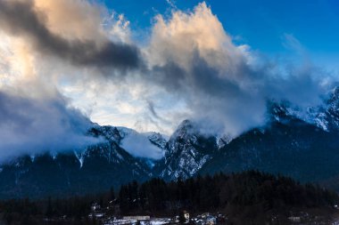 Bulutlu gökyüzü arka plan şaşırtıcı doğa manzaralı