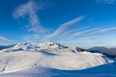 karlı dağlık manzara mavi gökyüzü, Kayak pisti ile