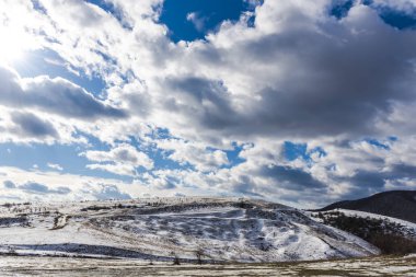 Bulutlu gökyüzü arka plan şaşırtıcı doğa manzaralı