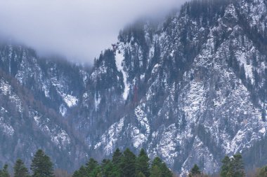 Kabarık karla kaplı dağ manzaralı şaşırtıcı