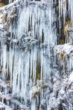 Doğa arka plan üzerinde büyük soğuk buz sarkıtları