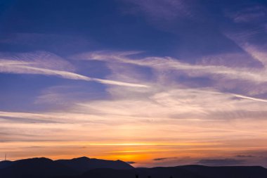 Bulutlu gökyüzü arka plan şaşırtıcı doğa manzaralı