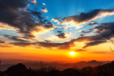 Bulutlu gökyüzü arka plan şaşırtıcı doğa manzaralı