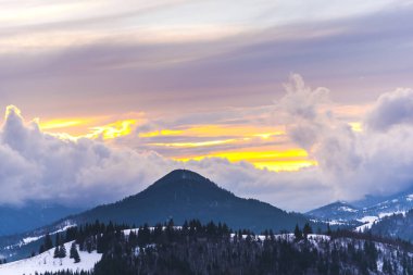 Bulutlu gökyüzü arka plan şaşırtıcı doğa manzaralı
