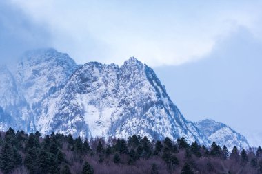 karlı dağlık manzara mavi gökyüzü, Kayak pisti ile