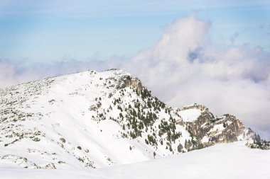 Kabarık karla kaplı dağ manzaralı şaşırtıcı
