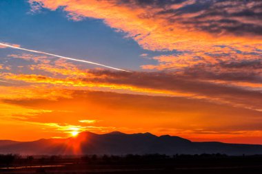 uzak Dağları ile canlı günbatımı cennet