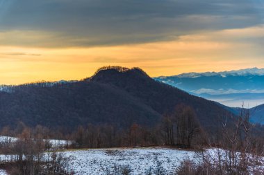 Bulutlu gökyüzü arka plan şaşırtıcı doğa manzaralı