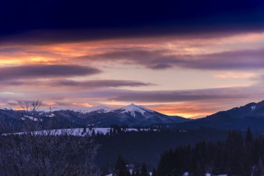 Bulutlu gökyüzü arka plan şaşırtıcı doğa manzaralı