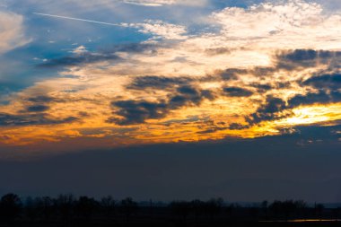 Bulutlu gökyüzü arka plan şaşırtıcı doğa manzaralı