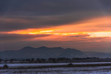 Bulutlu gökyüzü arka plan şaşırtıcı doğa manzaralı