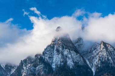 Bulutlu gökyüzü arka plan şaşırtıcı doğa manzaralı