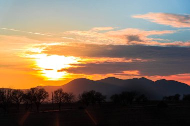 uzak Dağları ile canlı günbatımı cennet