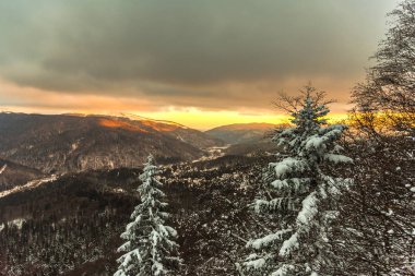 Bulutlu gökyüzü arka plan şaşırtıcı doğa manzaralı