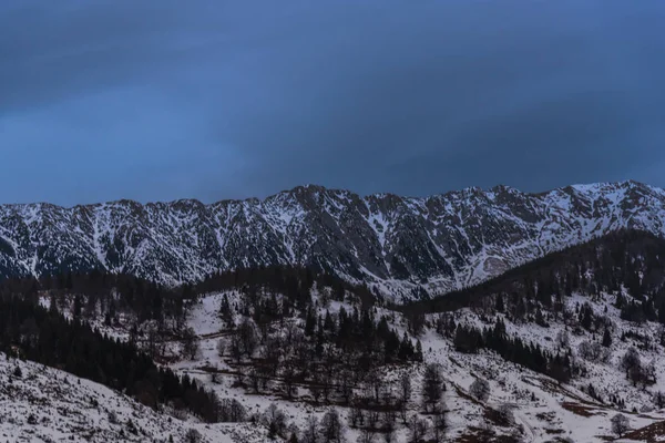 Geweldig Uitzicht Bergen Bedekt Met Zachte Sneeuw — Stockfoto